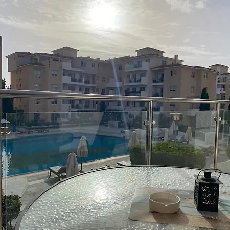 דירה Elysia Park Grand & Wellness Up To 7 Guests פאפוס
