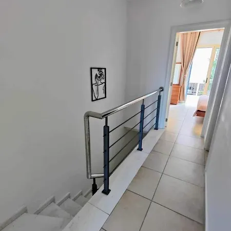 Elysia Park 2 Bedroom And Garden *