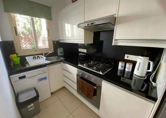 Elysia Park Grand & Wellness Up To 7 Guests 파포스